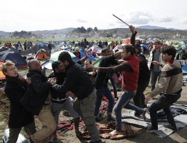 Κέντρο κράτησης Βοτανικού: Πιάστηκαν στα χέρια, πάνω στο συσσίτιο Αφγανοί και Σύριοι